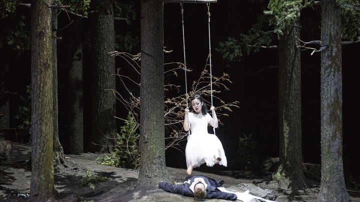 Guilhem Worms (Masetto) et Ying Fang (Zerlina) dans "Don Giovanni" mis en scène par Claus Guth. (Bernd Uhlig / OnP)