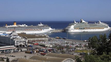 Paquebots de croisière dans le port de Barcelone. (Tibor Bognar / Photononstop)