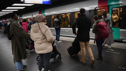 Usagers du RER B lors de la grève des transports le 23 mars 2023 (CHRISTOPHE ARCHAMBAULT / AFP)