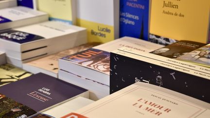 Livres présentés dans une librairie pour la rentrée 2022 (Dimitri Morgado / Radio France)