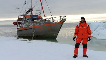 Gilles Elkaim pose devant son navire, "Arktika", en mer de Kara, au nord de la Russie, en 2014. (GILLES ELKAIM / FRANCEINFO)