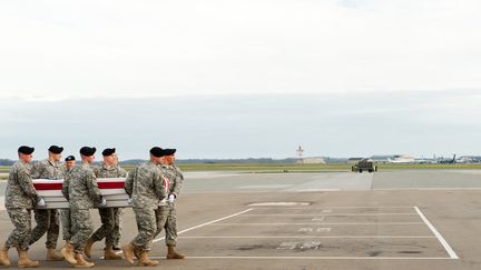 Des militaires am&eacute;ricains transportent le corps d'un soldat, sur la base de Dover, dans l'&eacute;tat du Delaware, le 5 d&eacute;cembre 2011.&nbsp; (PAUL J. RICHARDS / AFP)