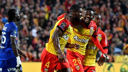 La joie des Lensois autour du défenseur autrichien Kevin Danso, lors du match contre Troyes, le 9 septembre 2022. (FRANCOIS LO PRESTI / AFP)