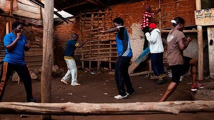 Alors que les habitants vivent en moyenne avec trois dollars par jour, un combat peut rapporter entre 25 et 50 dollars.
 
 (AFP PHOTO/Michele Sibiloni)