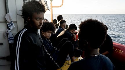 Des migrants sur le pont du navire humanitaire Ocean Viking dans  le golfe de Catane, en Méditerranée, le 6 novembre 2022. (VINCENZO CIRCOSTA / AFP)