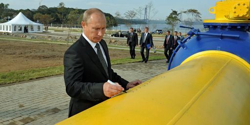 Vladimir Poutine laisse sa signature sur un gazoduc à Vladivostok (Extrême-Orient russe), lors de l'inauguration de l'installation le 8 septembre 2011. (Reuters - Alexsey Druginyn - RIA Novosti - Pool)