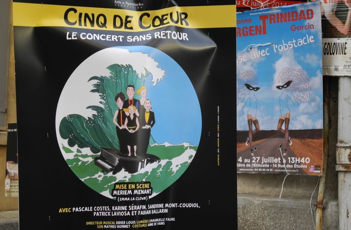 L'affiche de "Cinq de coeur" dans la rue à Avignon.  
