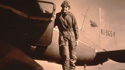 Amelia Earhart devant son avion. L'aviatrice a disparu en 1937 (GETTY IMAGES)