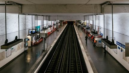 Des quais de métro désertés, le 23 mars 2020 à Paris. (MATHIEU MENARD / HANS LUCAS / AFP)