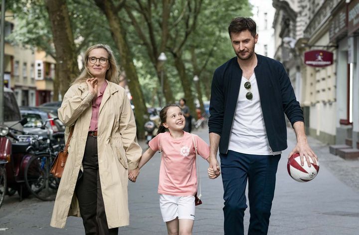 Julie Delpy, Sophia Ally et&nbsp;Richard Armitage dans "My Zoé" de Julie Delpy (2021). (STEPHAN RABOLD / ELECTRICK FILMS / TEMPETE SOUS LE CRANE:/ UGC IMAGES)