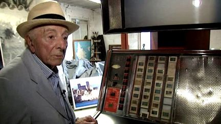 Roger Barascut et son invention, le jukebox video plus connu sous le nom de scopitone.
 (France 3)