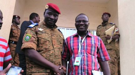 Après sa rencontre avec le lieutenant-colonel Zida – nommé d'abord président de transition puis, devant les protestations, Premier ministre – Issouf Zoungrana écrivait sur sa page Facebook le 6 novembre 2014 : «Ce fantassin de formation et manager de haut niveau (MBA) entouré d'une équipe dynamique met tout en oeuvre pour un retour rapide de la vie démocratique dans notre pays.»
  (Issouf Zoungrana)