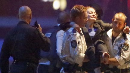 Secouristes et policiers australiens portent une femme bless&eacute;e depuis le caf&eacute; Lindt de Sydney, o&ugrave; les otages sont d&eacute;tenus, &agrave; Martin Place dans le 16 D&eacute;cembre 2014. (JASON REED / REUTERS )