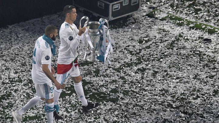 Karim Benzema au côté de Cristiano Ronaldo, après la finale de Ligue des champions, gagnée face à Liverpool, le 26 mai 2018. (AFP)