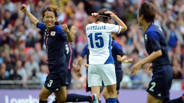 Elise Bussaglia juste apr&egrave;s avoir manqu&eacute; son p&eacute;nalty dans la demi-finale entre la France et le Japon, au stade de Wembley, &agrave; Londres, le 6 ao&ucirc;t. (TOSHIFUMI KITAMURA / AFP)