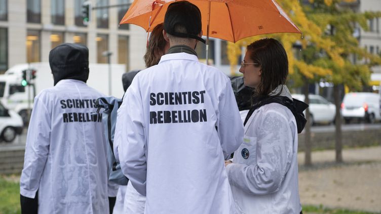 Des membres du groupe "Scientifiques en rebellion" devant le siège du ministère allemand des Transports, le 18 octobre 2022. (PAUL ZINKEN / DPA)