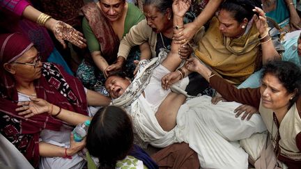 Un eunuque pleure la mort d'un de ses amis apr&egrave;s l'incendie qui a ravag&eacute; un refuge &agrave; New Delhi (Inde), le 21 novembre 2011. (KEVIN FRAYER / AP / SIPA)