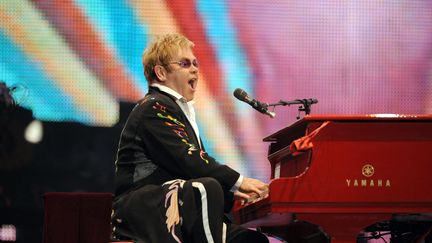 Elton John en 2008 lors de son show "The Red Piano" au Palais&nbsp;Omnisport de Bercy de Paris. (BERTRAND LANGLOIS / AFP)