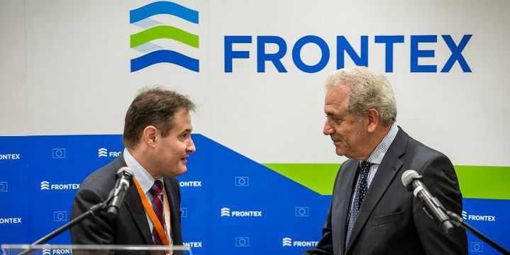 Fabrice Leggeri (à gauche), le patron de Frontex, avec le commissaire européen Dimitris Avramopoulos (en mai 2015) (WOJTEK RADWANSKI / AFP)