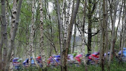 Le peloton de cyclistes lors du Tour du Pays basque &agrave; Lazkao (Espagne), le 7 avril 2014. (RAFA RIVAS / AFP)