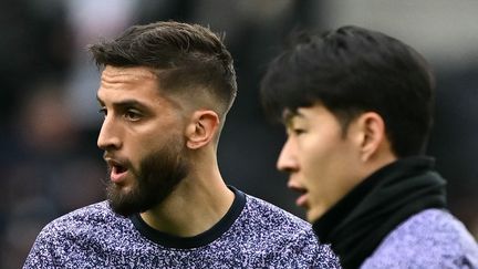 Rodrigo Bentancur et Heung-min Son à l'échauffement avec Tottenham, le 31 décembre 2023, à Londres. (BEN STANSALL / AFP)