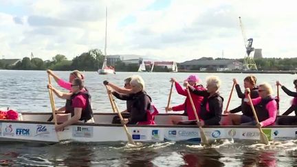 Le canoë est un sport recommandé pour la rééducation en cas de cancer du sein. Dans le Calvados, les "Dragon Ladies" sont un collectif de femmes qui se soutiennent grâce au sport.&nbsp; (FRANCE 3)