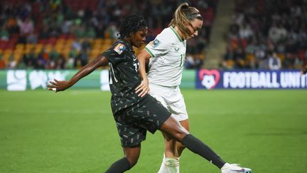 La Nigériane Gift Monday et l'Irlandaise Katie McCabe lors de la troisième journée des phases de poule de la Coupe du monde, le 31 juillet 2023. (PATRICK HAMILTON / AFP)