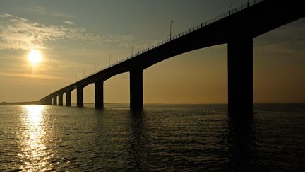 &nbsp; (Le pont de l'île d'Oléron, en Charente-Maritime, d'où a failli tomber une caravane poussée par le vent © Maxppp)