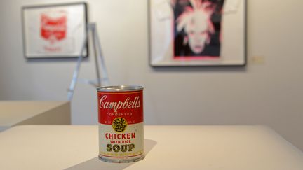 Au premier plan, "Campbell's Chicken with Rice Soup" (1964) est estim&eacute; entre 50 000 et 70 000 dollars (38 000 &agrave; 53 000 euros). L'&oelig;uvre a &eacute;t&eacute; pr&eacute;sent&eacute;e le 22 f&eacute;vrier 2013 &agrave; New York (Etats-Unis).&nbsp; (STAN HONDA / AFP)