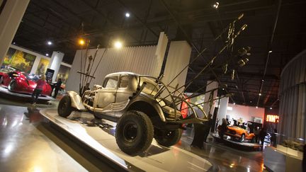 La Nux Car du film "Mad Max Fury Road" durant une exposition au Petersen Automotive Museum de Los Angeles (Californie, Etats-Unis), le 4 mai 2019. (ANGELA PAPUGA / GETTY IMAGES NORTH AMERICA / AFP)