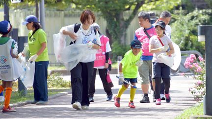 Du 20 au 23 novembre 2023 se déroulera la première coupe du monde de Spogomi, le sport du ramassage des déchets au Japon. Photo du 11 août 2023 à Tokyo pendant la phase de sélection. (MANABU KATO / YOMIURI / AFP)