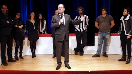 Scruté par le monde de la culture ? François Hollande sur une scène de théâtre, à Trappes le 7 février 2014, sous l'oeil de Jamel Debbouze pour un match d'improvisation.
 (Thomas Raffoux / AFP)