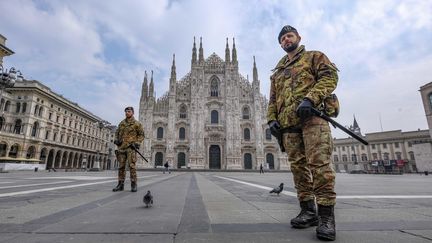 Des militaires déployés sur la place Duomo à Milan, le 20 mars 2020.&nbsp; (ANDREA FASANI / ANSA)