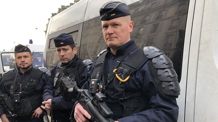 Des policiers de&nbsp;de la Compagnie républicaine de sécurité 61, à Paris, samedi 27 janvier 2019. (MATTHIEU MONDOLONI / FRANCEINFO)