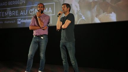 Eric Bergeon et Guillaume Canet lors de la présentation du film "Au nom de la terre" à&nbsp;Saint-Pierre-sur-Orthe, en Mayenne (FRED DOUCHET / MAXPPP)