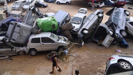 Des voitures dans les rues de Paiporta (Espagne) après les inondations qui ont fait au moins 62 morts dans cette ville, selon le bilan du 31 octobre 2024. (JOSE JORDAN / AFP)