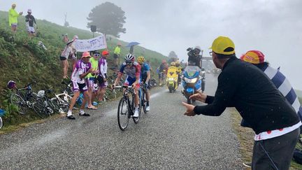 Thibaut Pinot dans la montée du Prat d'Albis, dans les&nbsp;Pyrénées, en juillet 2019. (JULIEN BALIDAS / FRANCE-BLEU OCCITANIE)