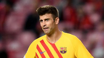 Piqué et le Barça ont vécu un naufrage sur la pelouse de Benfica mercredi 29 septembre en Ligue des champions. (PATRICIA DE MELO MOREIRA / AFP)