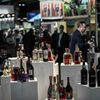 Des bouteilles de vin et d'alcool à Paris, le 14 février 2022. (STEPHANE DE SAKUTIN / AFP)