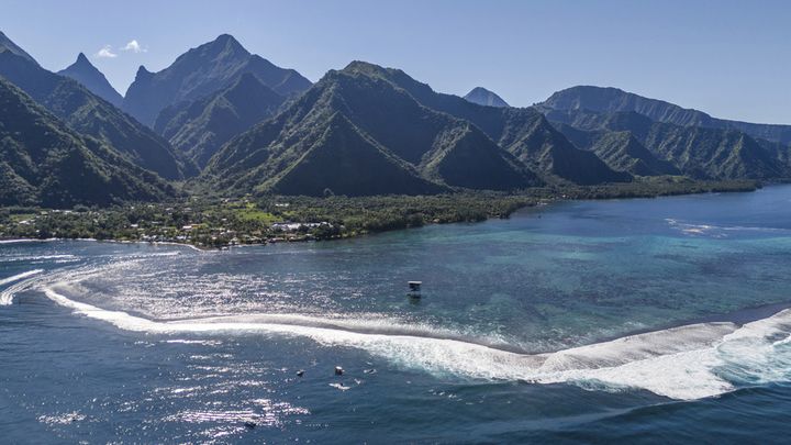 Le cadre paradisiaque des épreuves de surf, sur le site de Teahupo'o, à Tahiti. (MANEA FABISCH / AP)