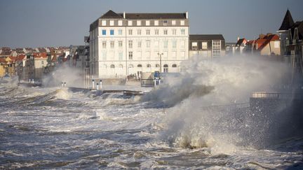 Lors d'une précédente tempête, sur la digue de Wimereux (Pas-de-Calais), le 3 janvier 2018. (MAXPPP)