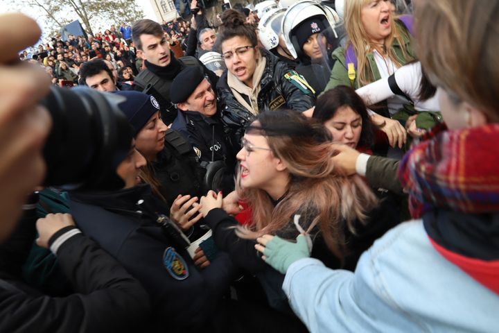 Le 8 décembre 2019, à Istanbul, des femmes inspirées par le collectif féministe Las Tesis se sont réunies pour interpréter la chanson "Un violeur sur ton chemin" comme au Chili. Alors que les femmes chantaient les paroles en turc et en espagnol, la police a attaqué la foule et six femmes ont ete arrêtées. Les femmes ont continué à résister et à chanter "N'arrêtez pas les femmes, arrêtez les feminicides".&nbsp; (MARIE TIHON / HANS LUCAS / AFP)