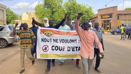 Des soutiens du président nigérien Mohamed Bazoum, retenu par des militaires à Niamey, défilent dans la capitale du Niger, le 26 juillet 2023. (SAM MEDNICK / AP / SIPA)