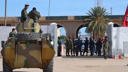 Les forces de sécurités tunisiennes au poste-frontière de Ras Jédir, à la frontière libyenne, le 14 décembre 2014. (FATHI NASRI / ANADOLU AGENCY)