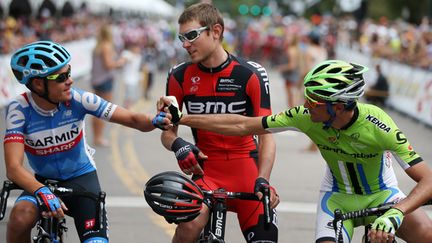 L'Américain de la Garmin Tom Danielson serre la main de l'Italien de la Cannondale Ivan Basso (CHRIS GRAYTHEN / GETTY IMAGES NORTH AMERICA)