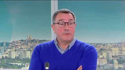 Remaniement : "Il y a une volonté de pratiquer un exécutif à l’américaine", analyse Olivier Rouquan, politologue