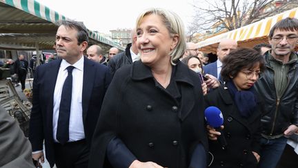 Marine Le Pen, présidente du Front national et candidate à l'élection présidentielle, visite un marché à Nice (Alpes-Maritimes), le 13 février 2017. (VALERY HACHE / AFP)