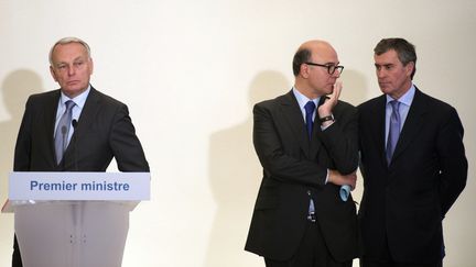 Le Premier ministre, Jean-Marc Ayrault, le ministre de l'Economie, Pierre Moscovici (au c.) et le ministre d&eacute;l&eacute;gu&eacute; au Budget,&nbsp;J&eacute;r&ocirc;me Cahuzac (&agrave; dr),&nbsp;lors d'une conf&eacute;rence de presse, le 19 septembre 2012 &agrave; Paris. (MARTIN BUREAU / AFP)