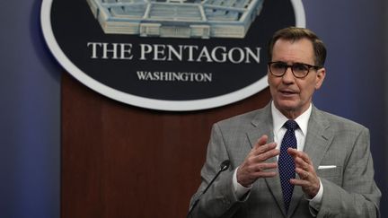 Le porte-parole du Pentagone, John Kirby, lors d'une conférence de presse à Arlington&nbsp;(Virginie, Etats-Unis), le 7 mars 2022. (ALEX WONG / GETTY IMAGES NORTH AMERICA / AFP)