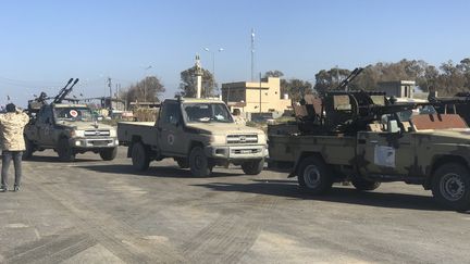 Les forces loyales au gouvernement libyen arrivent à Tajura, une banlieue de Tripoli, le 6 avril 2019. (MAHMUD TURKIA / AFP)